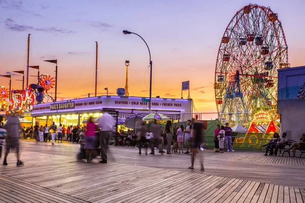 Lunapark Sürmek Insanların Görünür Brooklyn Deki Tarihi Coney Island Boardwalk — Stok fotoğraf
