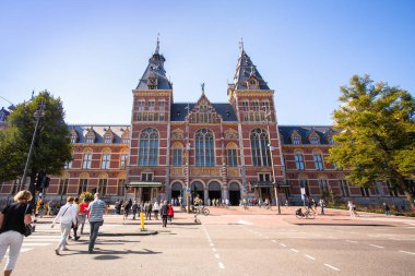 Amsterdam, Hollanda - 2 Eylül 2018: Görünümünde insanlarla tarihi Rijksmuseum dış için.
