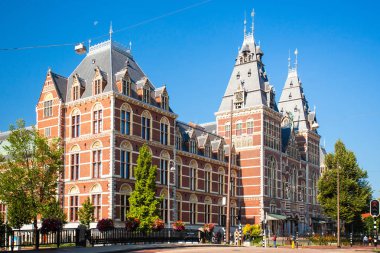 Amsterdam, Hollanda - 2 Eylül 2018: Görünümünde insanlarla tarihi Rijksmuseum dış için.