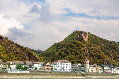Almanya Sankt Goar Köyü ile güzel Ren Nehri boyunca görünümde görüntülemek
