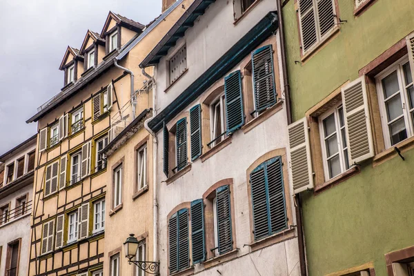 Rangée Vieux Bâtiments Européens Traditionnels Avec Construction Colombages Volets Vitrés — Photo