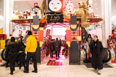 New York City - 17 Aralık 2017: Ünlü Macy's Herald Square Manhattan mağazadan iç Noel tatil sezonu ile insanlar alışveriş sırasında görünümünden.