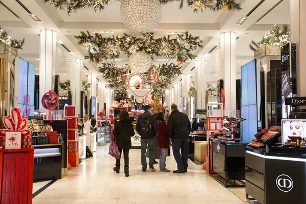 사람들과 크리스마스 맨해튼의 헤럴드 광장에 유명한 백화점의 내부에서 뉴욕시 2017 — 스톡 사진