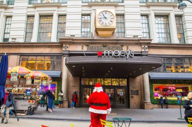 New York City - 17 Aralık 2017: Macy's Herald Square Manhattan mağazadan sokak sahne tatil penceresini görüntüler ve insanlar ile.