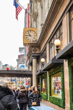 New York City - 17 Aralık 2017: Macy's Herald Square Manhattan mağazadan sokak sahne tatil penceresini görüntüler ve insanlar ile.
