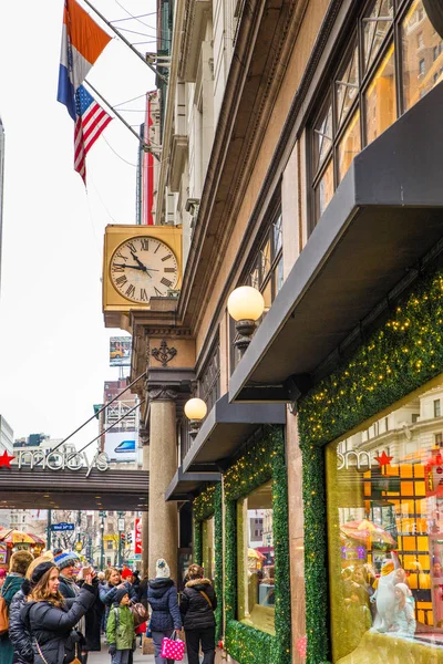New York City - 17 Aralık 2017: Macy's Herald Square Manhattan mağazadan sokak sahne tatil penceresini görüntüler ve insanlar ile.