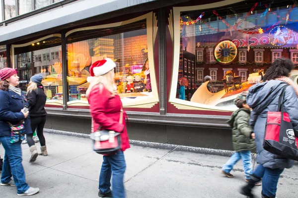 纽约市 2017年12月17日 曼哈顿先驱报广场梅西百货公司的街景 有节日橱窗展示和人 — 图库照片