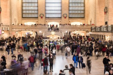 New York City - 17 Aralık 2017: Grand Central İstasyonu Terminal Manhattan'da insan kalabalığı ile iç tatil zamanda görünümünü