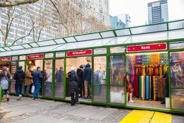 New York City - 17 Aralık 2017: Bir Aralık günü tatil alışverişçileri Manhattan'da Bryant Park'ta açık Noel butikler görünümünü.