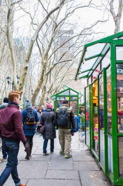 New York City - 17 Aralık 2017: Bir Aralık günü tatil alışverişçileri Manhattan'da Bryant Park'ta açık Noel butikler görünümünü.