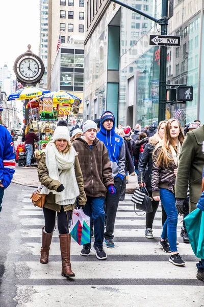 New York City December 2017 Street Scene Midtown Manhattan Pedestrians — Stock Photo, Image