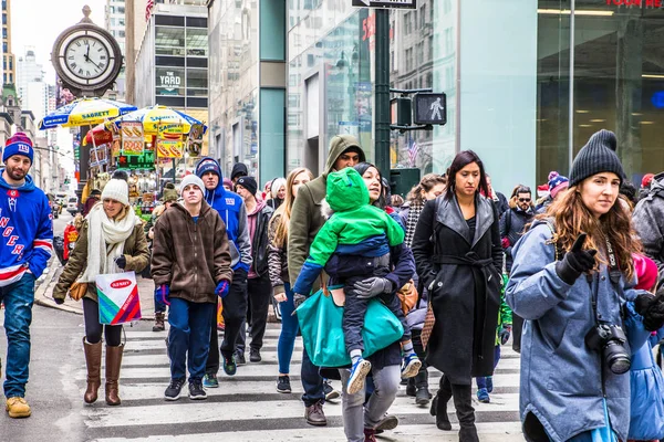 纽约市 2017年12月17日 曼哈顿市中心的街头场景 行人和假日购物者横穿马路 — 图库照片