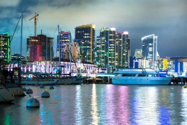 Güzel San Diego California manzarası Körfezi ve tekneler ile gece görülen Harbor