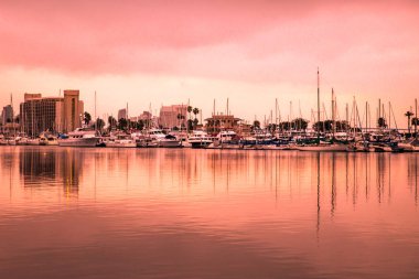 San Diego California şehir manzarası, defne ve tekneler görünümünde renkli gökyüzü altında altın günbatımı