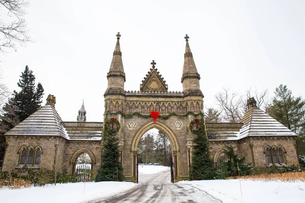 古いビンテージ墓地ゲート アーキテクチャ雪とボストン エリアのフォレストヒルズ墓地からクリスマス リース — ストック写真