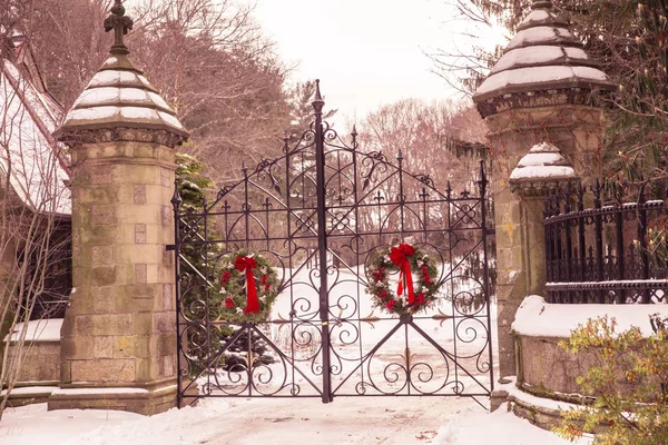 Antiguo Cementerio Vintage Puertas Arquitectura Con Nieve Corona Navidad Forest —  Fotos de Stock