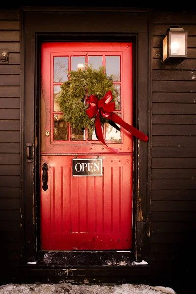 Porte Entrée Magasin Rouge Avec Panneau Ouvert Couronne Noël — Photo