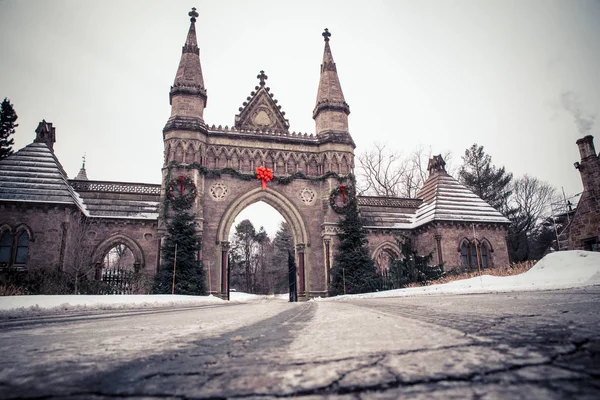 Stary Cmentarz Vintage Bramy Architektury Śniegu Boże Narodzenie Wieniec Forest — Zdjęcie stockowe
