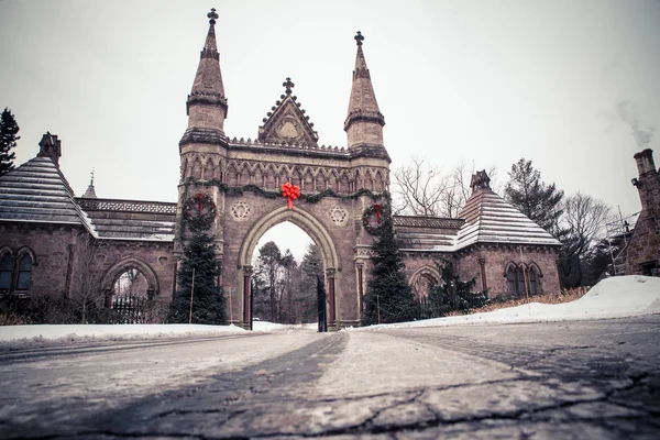 Vecchi Cancelli Del Cimitero Vintage Architettura Con Neve Ghirlanda Natale — Foto Stock