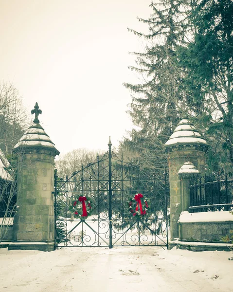 Antiguo Cementerio Vintage Puertas Arquitectura Con Nieve Corona Navidad Forest —  Fotos de Stock