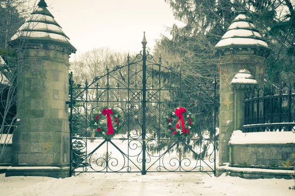 Antiguo Cementerio Vintage Puertas Arquitectura Con Nieve Corona Navidad Forest —  Fotos de Stock