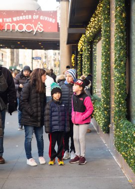 New York City - 7 Aralık 2018: Noel tatil penceresini görüntüler ve insanlar ile Macy's mağazasına Herald Square Manhattan New York street sahnesinde.