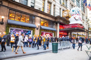 New York City - 7 Aralık 2018: Noel tatil penceresini görüntüler ve insanlar ile Macy's mağazasına Herald Square Manhattan New York street sahnesinde.