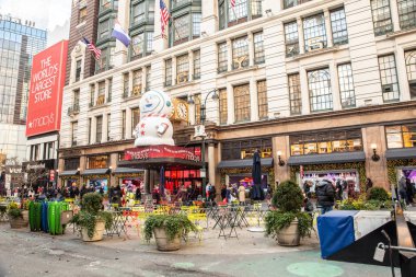 New York City - 7 Aralık 2018: Noel tatil penceresini görüntüler ve insanlar ile Macy's mağazasına Herald Square Manhattan New York street sahnesinde.