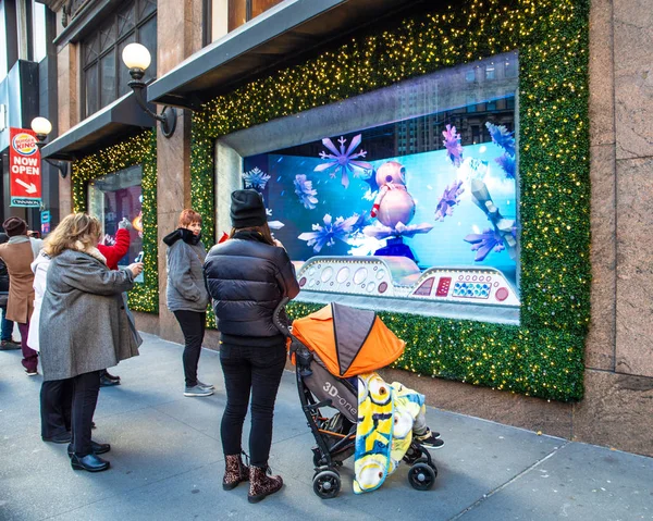 纽约市 2018年12月7日 曼哈顿先驱报广场梅西百货公司的纽约街头场景 有节日橱窗展示和人 — 图库照片