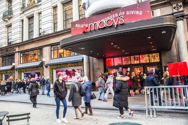 マンハッタンのヘラルド スクエアのメイシーズ百貨店から休日のウィンドウが表示され 人とニューヨークのストリート シーンでニューヨーク シティ 2018 クリスマス — ストック写真