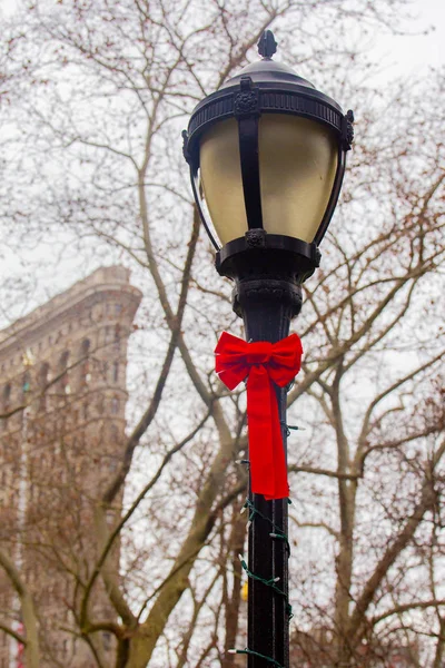 Lampadaire Avec Arc Rouge Décoré Pour Noël Avec Flatiron Building — Photo