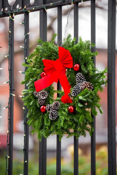 Porta Della Chiesa Ferro Battuto Decorata Con Ghirlanda Luci Natale — Foto Stock