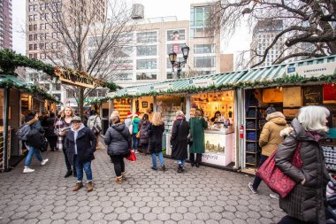 New York City - 14 Aralık 2018: insanlar Manhattan'Union Square Greenmarket ve tatil pazarı butikler Noel alışveriş görünümü.