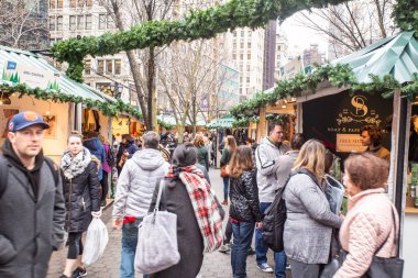 New York City - 14 Aralık 2018: insanlar Manhattan'Union Square Greenmarket ve tatil pazarı butikler Noel alışveriş görünümü.