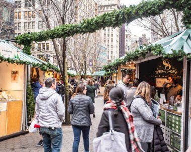 New York City - 14 Aralık 2018: insanlar Manhattan'Union Square Greenmarket ve tatil pazarı butikler Noel alışveriş görünümü.