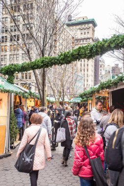 New York City - 14 Aralık 2018: insanlar Manhattan'Union Square Greenmarket ve tatil pazarı butikler Noel alışveriş görünümü.