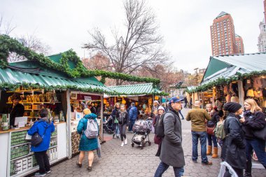New York City - 14 Aralık 2018: insanlar Manhattan'Union Square Greenmarket ve tatil pazarı butikler Noel alışveriş görünümü.