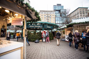 New York City - 14 Aralık 2018: insanlar Manhattan'Union Square Greenmarket ve tatil pazarı butikler Noel alışveriş görünümü.