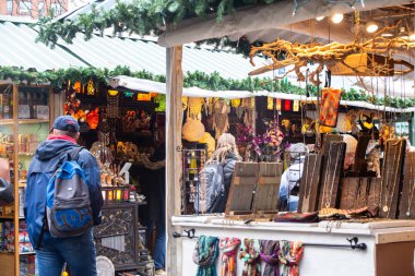 New York City - 14 Aralık 2018: insanlar Manhattan'Union Square Greenmarket ve tatil pazarı butikler Noel alışveriş görünümü.