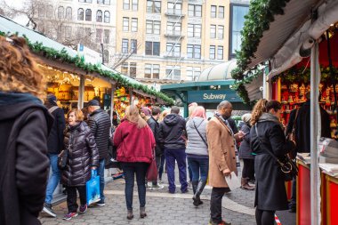 New York City - 14 Aralık 2018: insanlar Manhattan'Union Square Greenmarket ve tatil pazarı butikler Noel alışveriş görünümü.