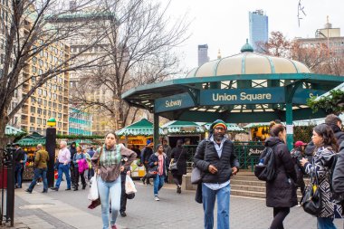 New York City - 14 Aralık 2018: insanlar Manhattan'Union Square Greenmarket ve tatil pazarı butikler Noel alışveriş görünümü.