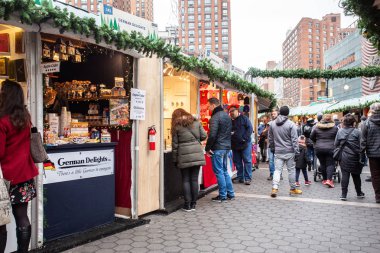 New York City - 14 Aralık 2018: insanlar Manhattan'Union Square Greenmarket ve tatil pazarı butikler Noel alışveriş görünümü.