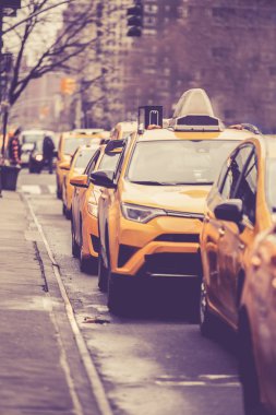 Satır New York City sarı taksiler Manhattan Caddesi üzerinde Vintage tonlu görüntü