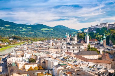 Salzburg şehri Avusturya binalar, kale ve tepelerin görünümünü