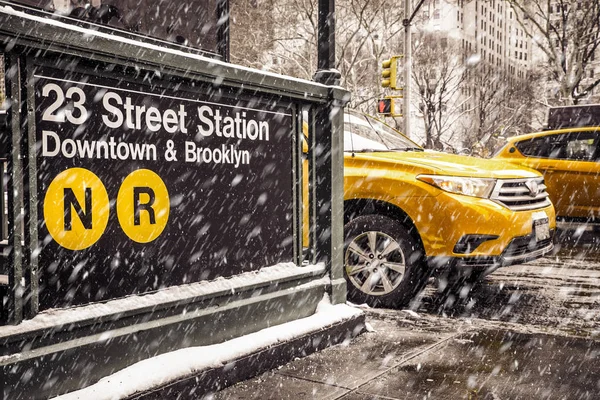 の駅通りは 黄色のタクシーと冬の雪嵐の中に落下の雪でミッドタウン ニューヨーク市マンハッタン ストリート シーン — ストック写真