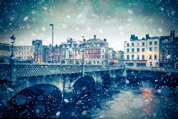 Vista Noturna Dublin Irlanda Ponte Grattan Rio Liffey Com Flocos — Fotografia de Stock