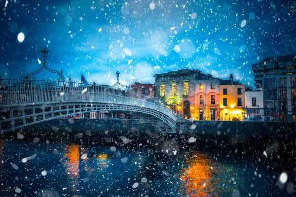 Vista Nocturna Dublín Irlanda Puente Penny Del Río Liffey Con —  Fotos de Stock