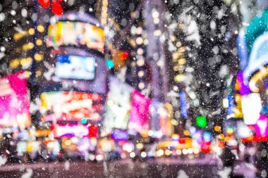 İkinci el, ışıklar ve kar kar fırtınası sırasında düşen kar taneleri ile ufuk bulanıklık Times Square New York'un Manhattan sokak sahne