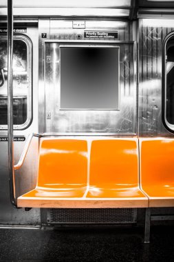 Vintage turuncu renk koltuklar ile New York City metro tren arabanın içinden görüntülemek