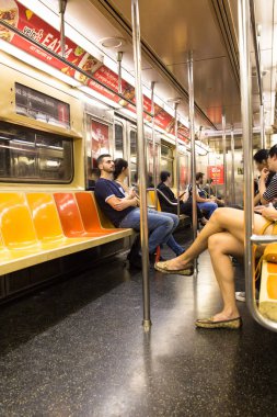 New York City - 6 Ekim 2017: Taşıt içinde Manhattan New York City Mta metro treninin görünümünü.